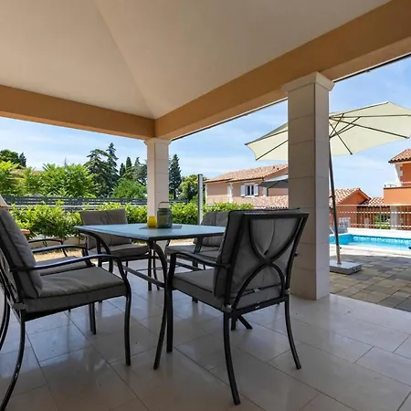 Villas In Pula