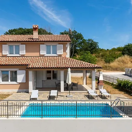 Villas In Villa Pula